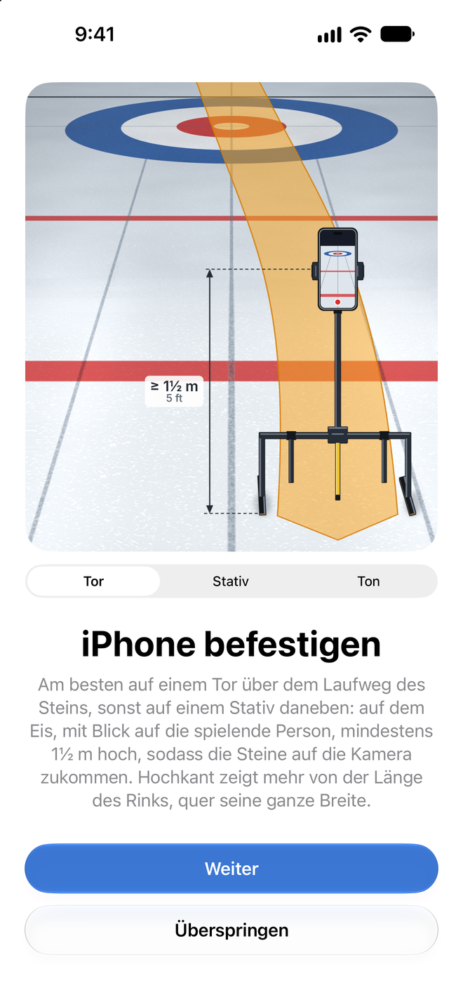 Montageanleitung mit einem iPhone auf einem Tor über dem Laufweg des Steins auf dem Eis, einer Markierung für mindestens 1½ m Höhe, einem Tor/Stativ/Ton-Schalter unter dem Bild sowie den Buttons Weiter und Überspringen